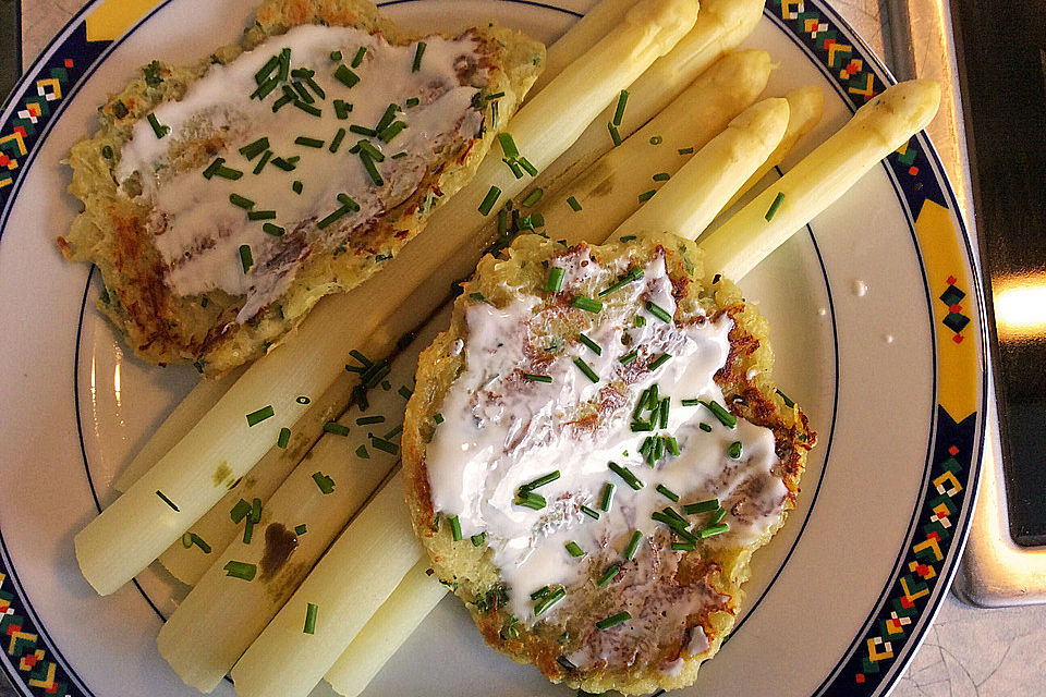 Illes abespeckter marinierter heißer Spargel auf Kartoffelrösti