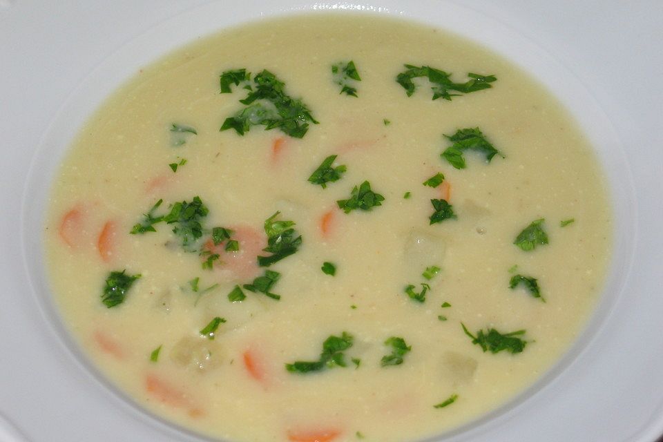 Kohlrabicremesuppe mit Möhrenscheibchen