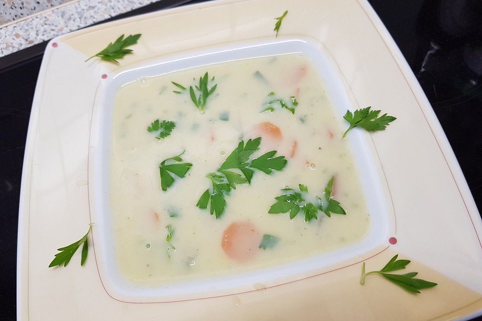 Kohlrabicremesuppe mit Möhrenscheibchen