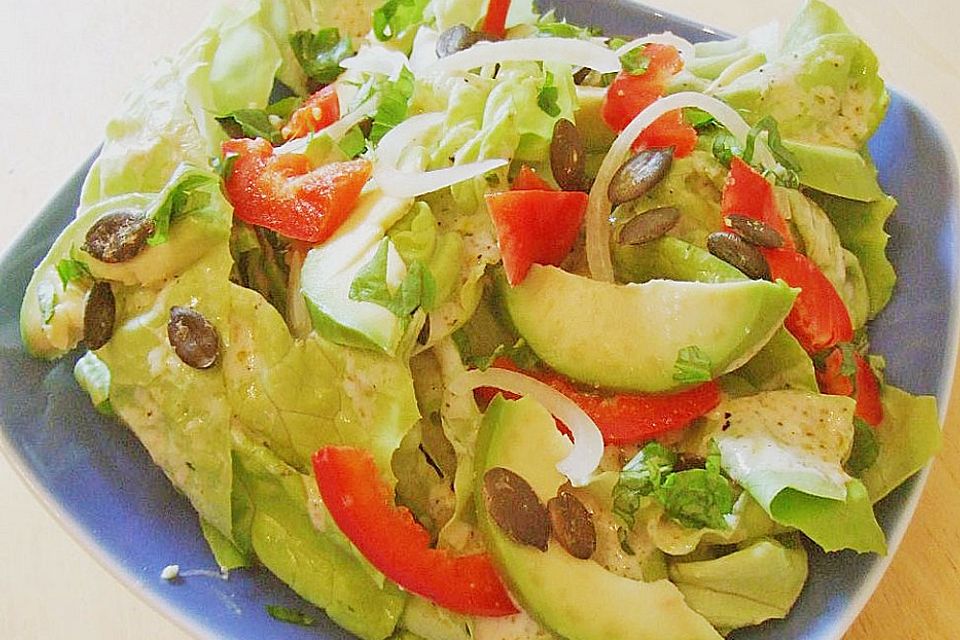 Kopfsalat mit Avocado, Paprika und Kürbiskernen