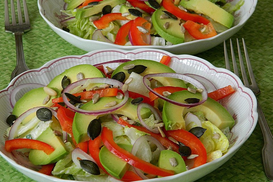 Kopfsalat mit Avocado, Paprika und Kürbiskernen