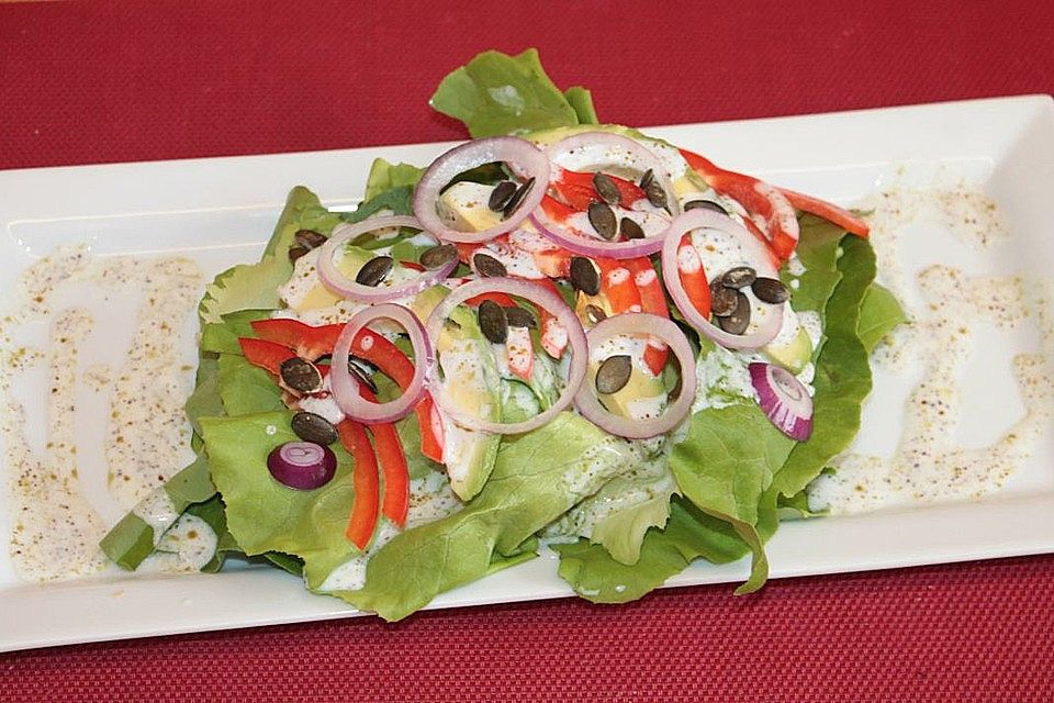 Kopfsalat mit Avocado, Paprika und Kürbiskernen