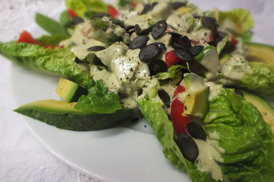 Kopfsalat mit Avocado, Paprika und Kürbiskernen