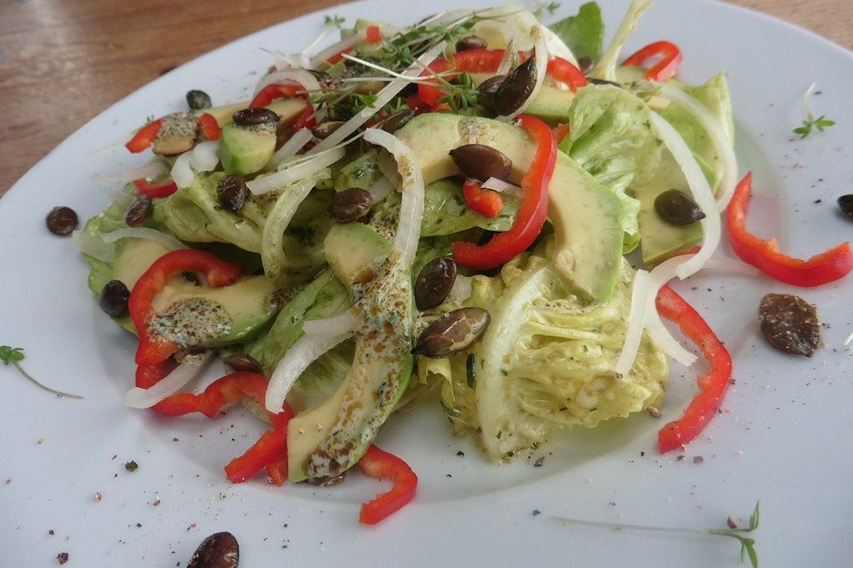 Kopfsalat mit Avocado, Paprika und Kürbiskernen