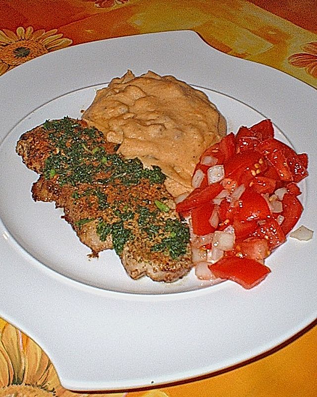 Kräuterschnitzel mit Speckkartoffelpüree und Tomatensalat
