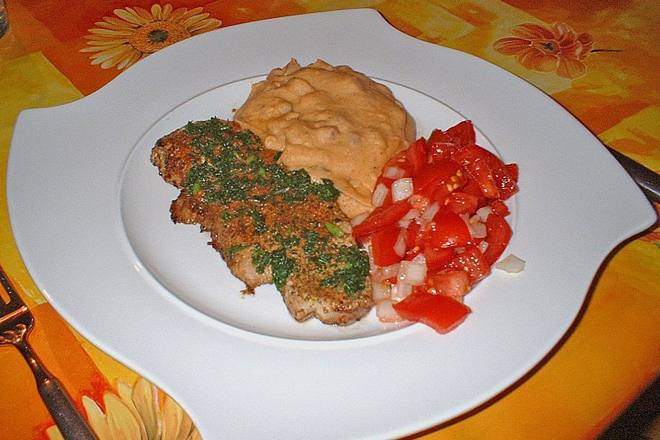 Kräuterschnitzel mit Speckkartoffelpüree und Tomatensalat