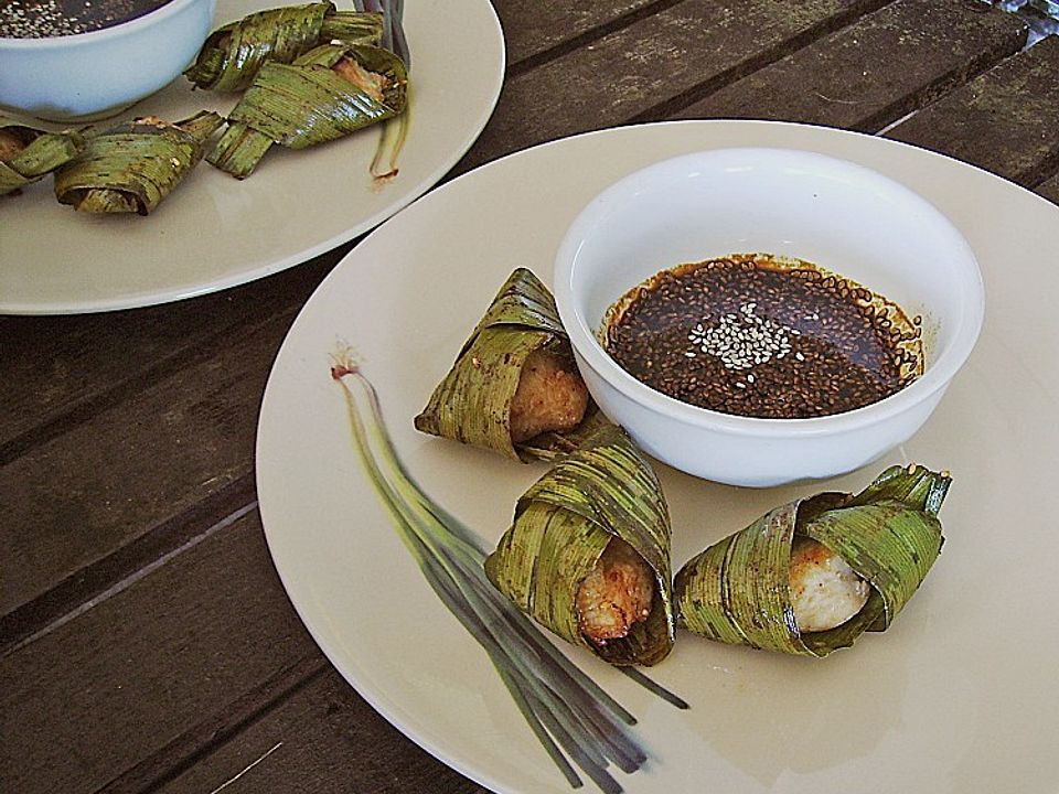 Mariniertes Hähnchen im Pandanblatt mit Sesam - Dip von Surina| Chefkoch