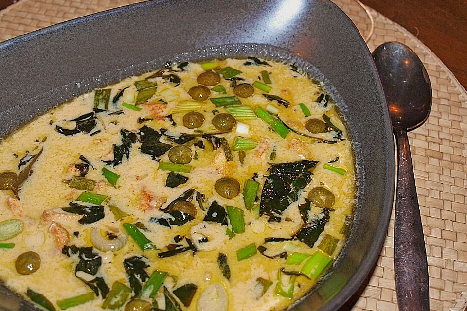 Grüne Kokosmilchsuppe mit Hähnchen und Auberginen