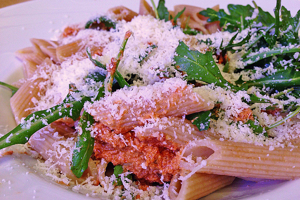 Pasta mit rotem Schafskäse - Pesto und Rucola