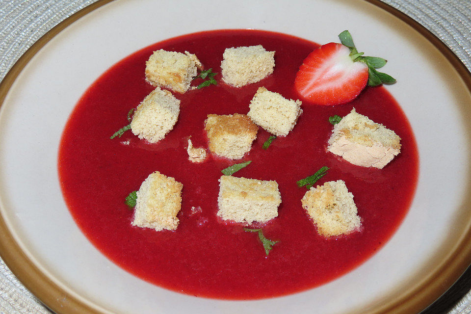 Erdbeersuppe mit Sekt und Biskuitcroûtons