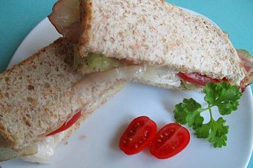 Sandwich mit Speck, Salat und Tomate