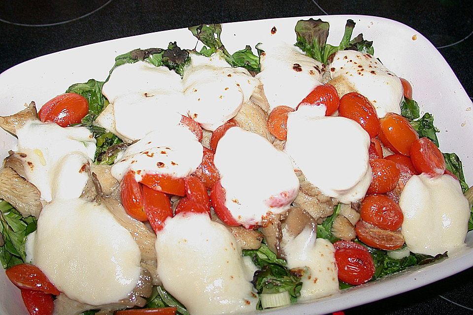 Lauwarmer Feldsalat mit Austernpilzen, Tomaten und Mozzarella