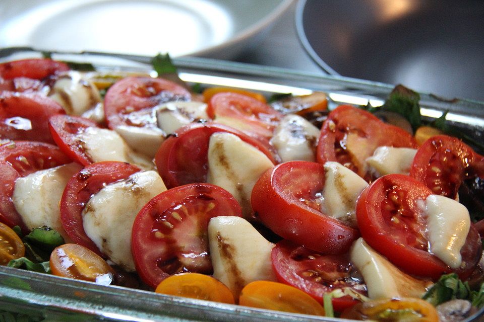 Lauwarmer Feldsalat mit Austernpilzen, Tomaten und Mozzarella