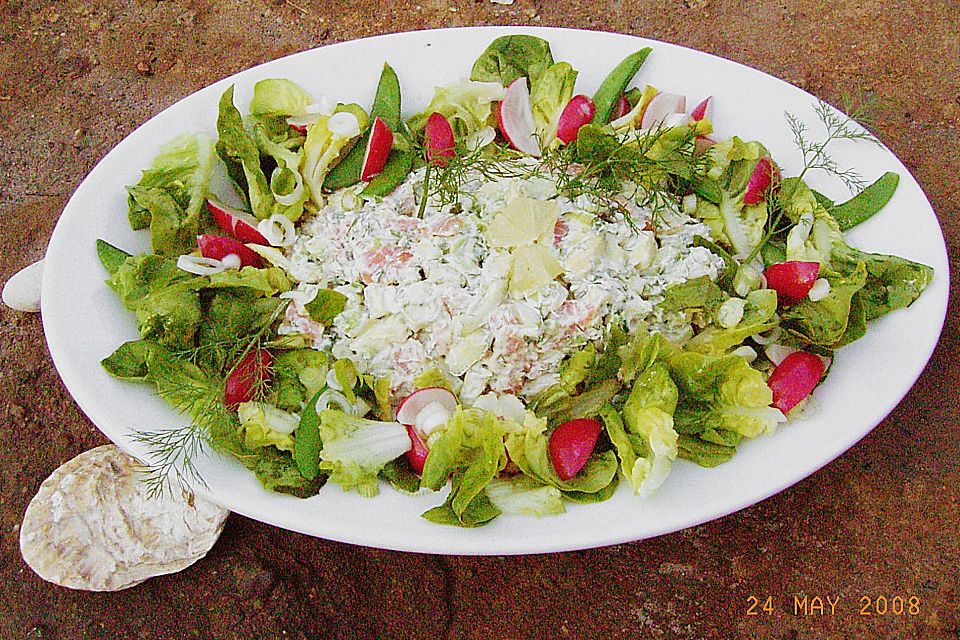 Zweierlei Salate mit Lachs und Avocado auf schwedische Art