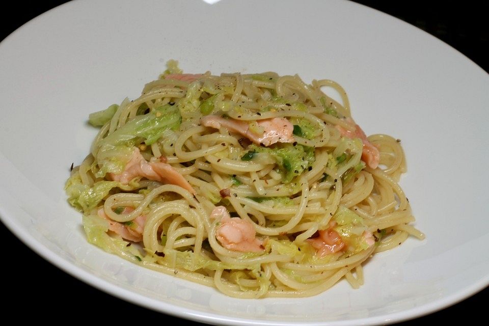 Spaghetti mit Lachs und Wirsing