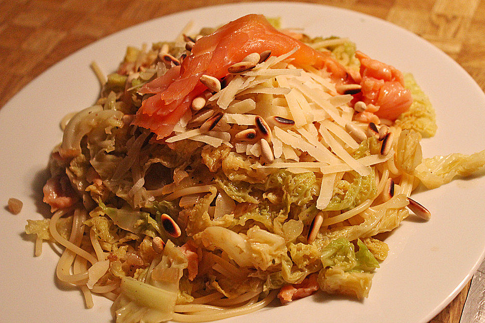 Spaghetti mit Lachs und Wirsing