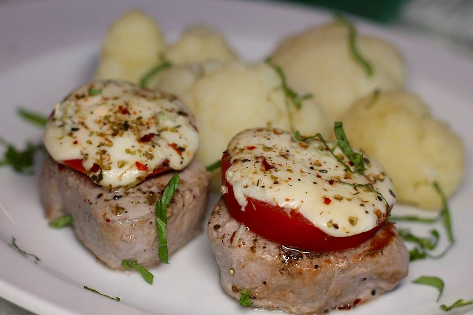 Tomaten - Mozzarella - Gratin mit Schweinemedaillons