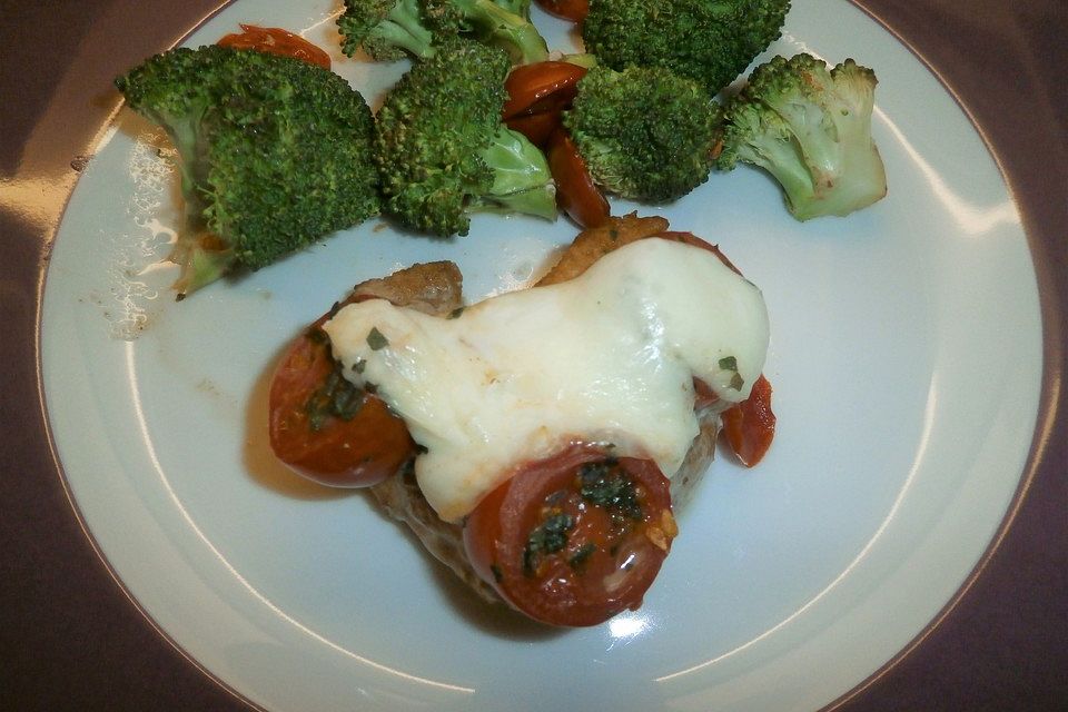 Tomaten - Mozzarella - Gratin mit Schweinemedaillons