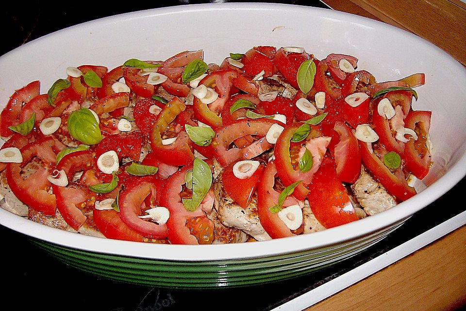 Tomaten - Mozzarella - Gratin mit Schweinemedaillons