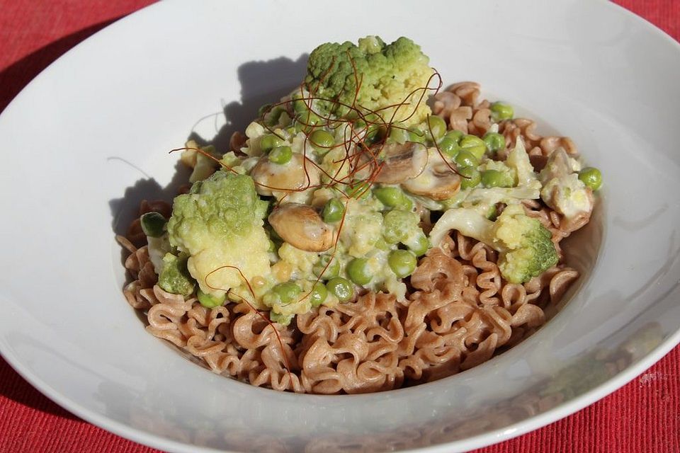 Bandnudeln  mit Romanesco - Erbsen - Champignon - Gemüse