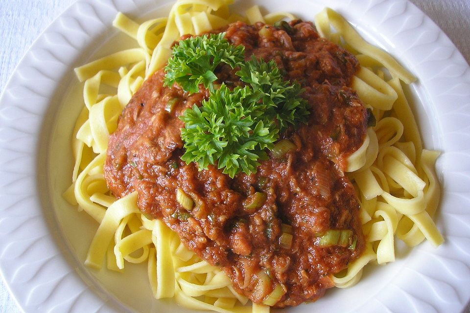 Herzschlags Nudeln in Thunfisch-Kräuter-Sauce