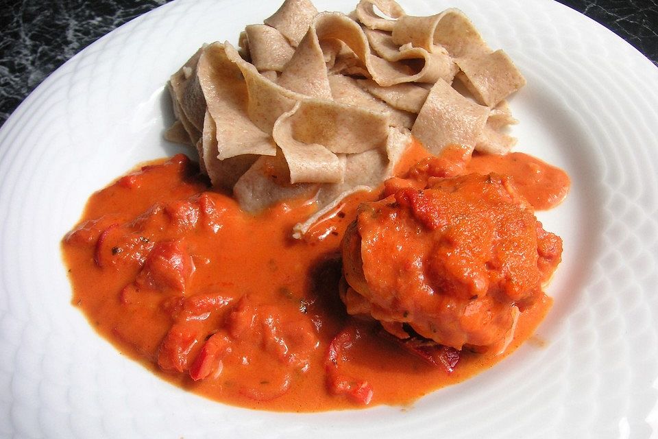 Hähnchenfilets mit würziger Tomatensoße