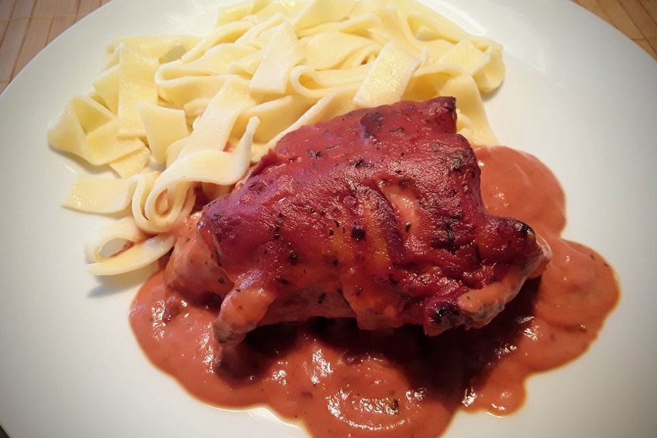 Hähnchenfilets mit würziger Tomatensoße