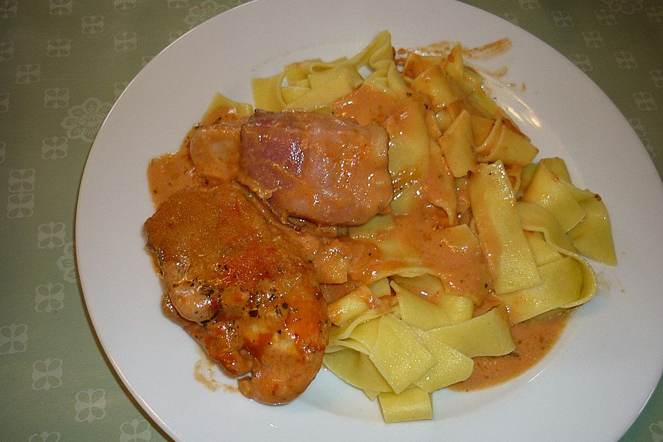 Hähnchenfilets mit würziger Tomatensoße