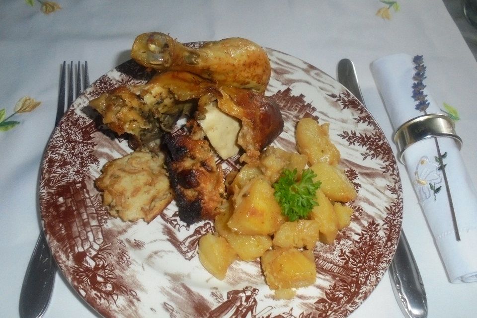 Gefülltes Brathähnchen mit Kartoffeln Gefülltes Brathähnchen mit Kartoffeln