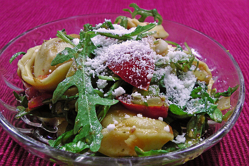 Tortellinisalat mit Rucola, weißen Bohnen und Tomaten