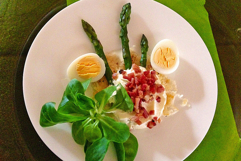 Parmesanhippen mit Wachtelei und Speckschaum