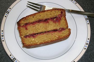 Kürbiskernölkuchen mit Preiselbeermarmelade