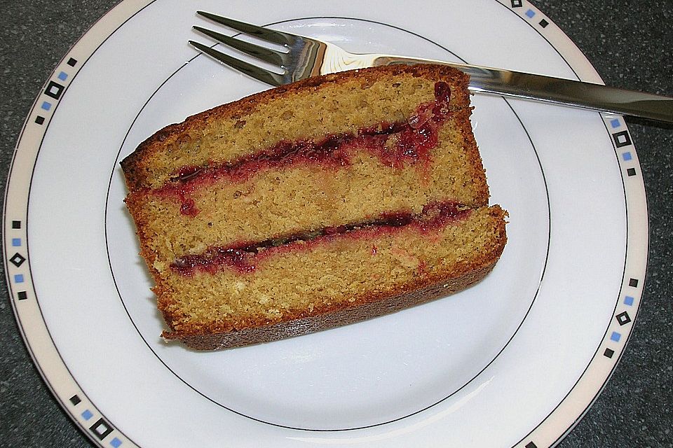 Kürbiskernölkuchen mit Preiselbeermarmelade