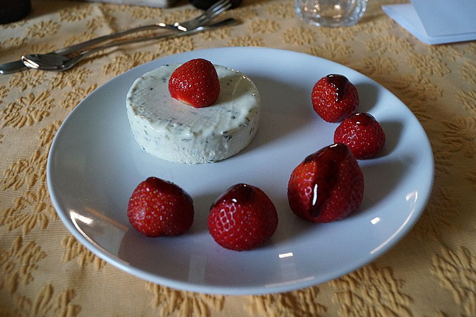 Basilikum - Quarkmousse mit Balsamico - Erdbeeren