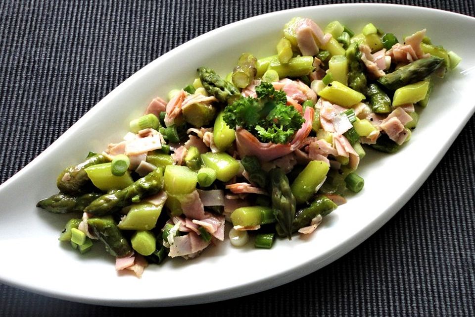 Spargelsalat mit Lauchzwiebeln und Schinken