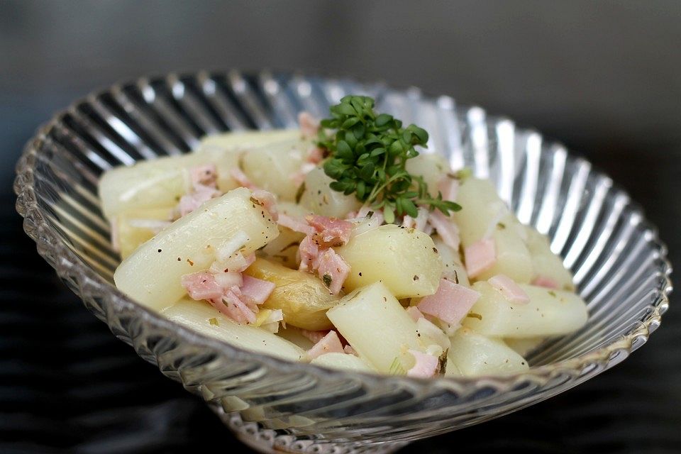 Spargelsalat mit Lauchzwiebeln und Schinken