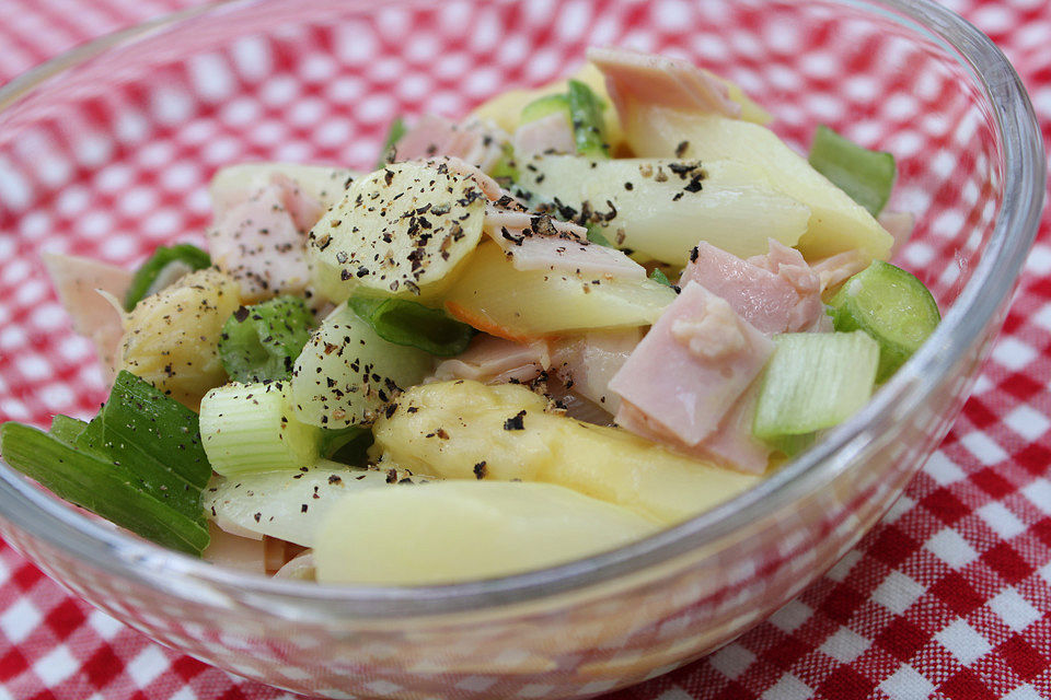 Spargelsalat mit Lauchzwiebeln und Schinken