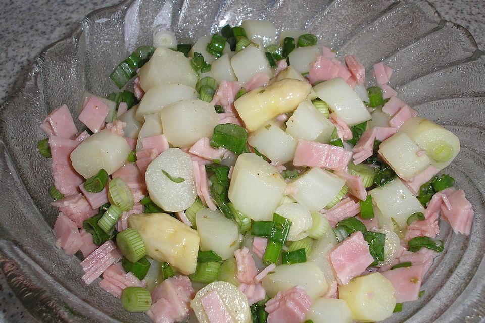 Spargelsalat mit Lauchzwiebeln und Schinken