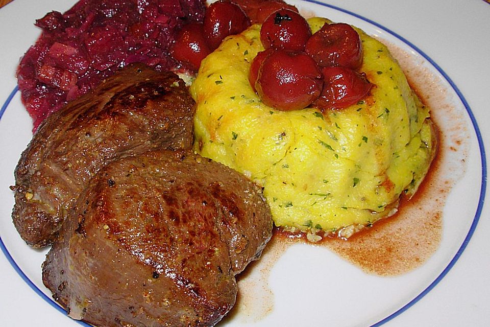 Gebratene Hirschsteaks mit Früchten