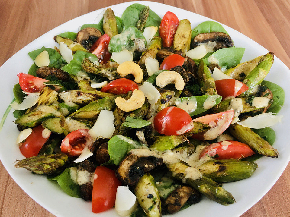 Gemischter grüner Salat mit angebratenem grünen Spargel von kscpebbles ...