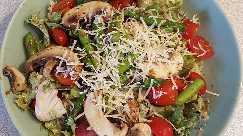 Gemischter grüner Salat mit angebratenem grünen Spargel-image