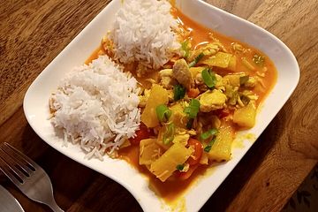 Hähnchen-Ananas-Curry mit Reis