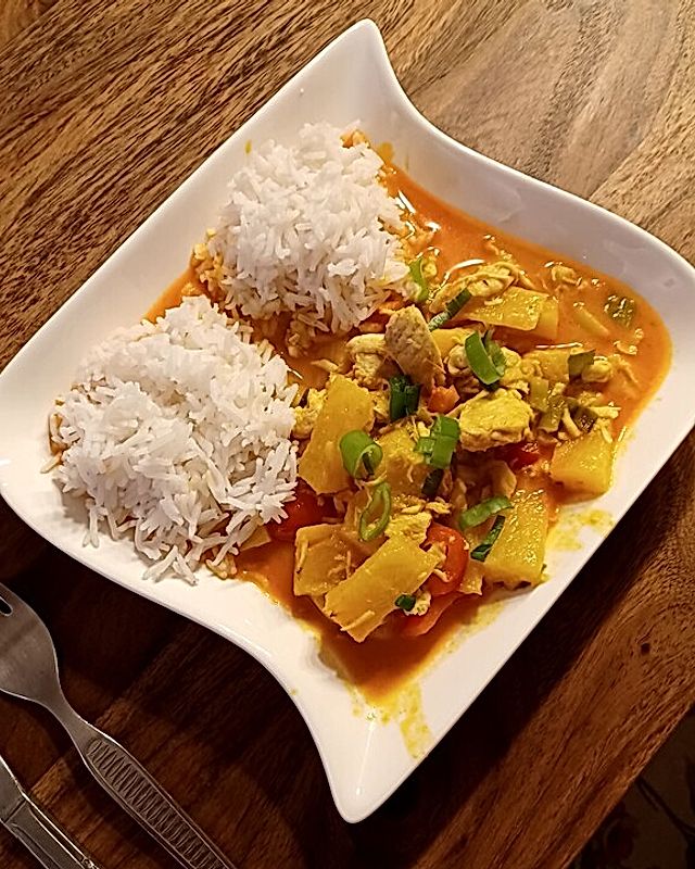 Hähnchen-Ananas-Curry mit Reis