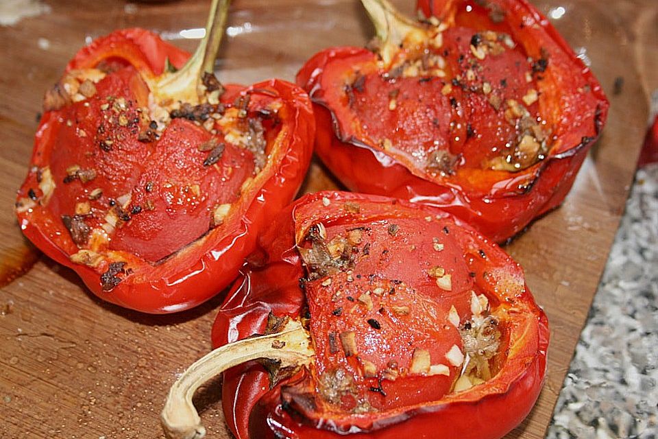 Paprikaschoten mit Tomaten - Sardellen Füllung