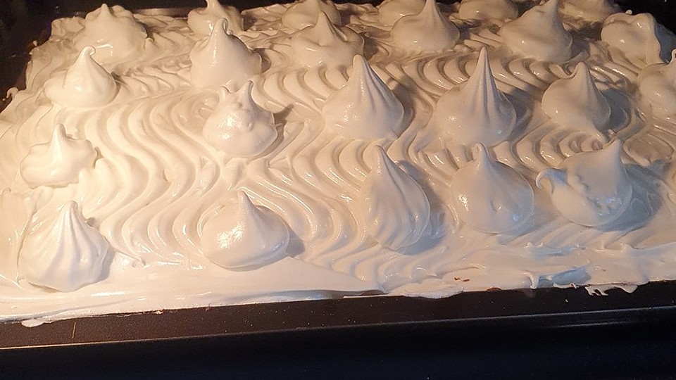 Rhabarberkuchen unter Wolken von jienniasy