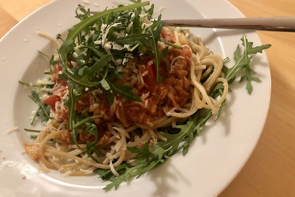 Pasta mit Thunfisch - Tomatensauce und Rucola