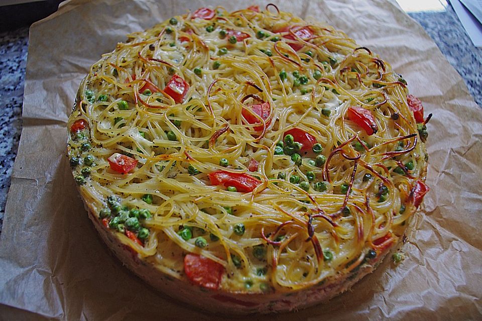 Spaghetti - Torte mit Tomatensauce