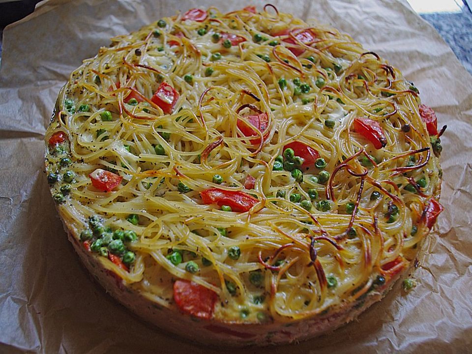 Spaghetti-Torte mit Tomatensauce