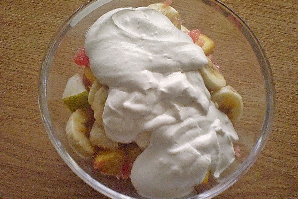 Obstsalat mit saure Sahne-Dressing