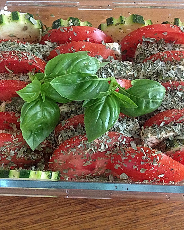 Auflauf von Zucchini, Tomaten und Feta